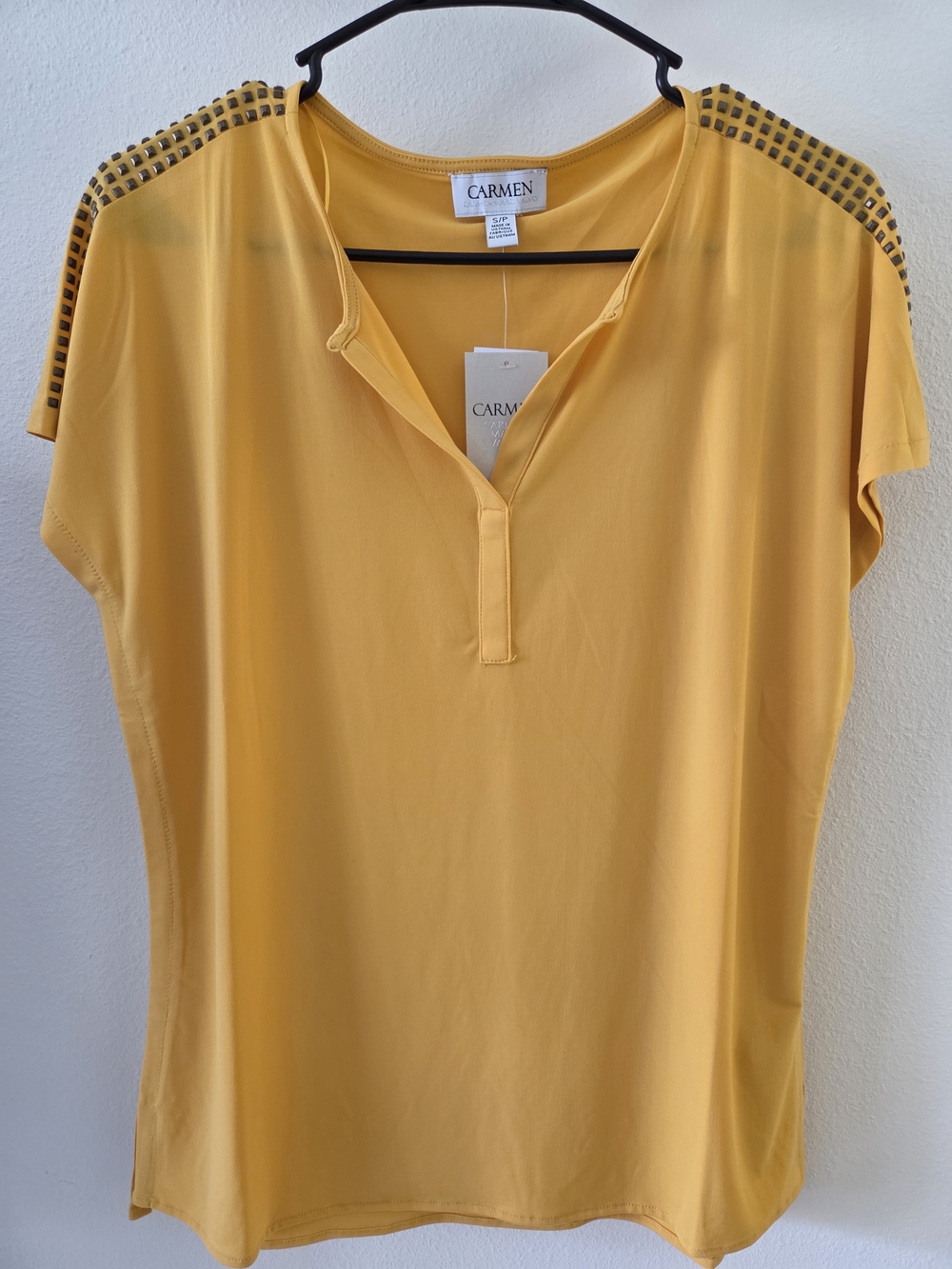 Carmen Marc Valvo Mustard Short Sleeve V-Notch Top with Shoulder Cutwork - Picture 3 of 7